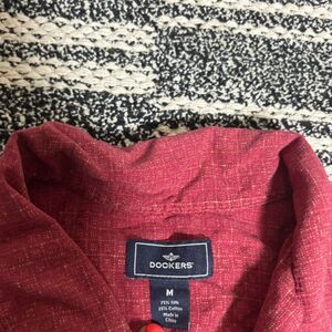 DOCKERS MEN'S SIZE MEDIUM RED SHORT SLEEVE BUTTON DOWN SILK COTTON COLLAR SHIRT